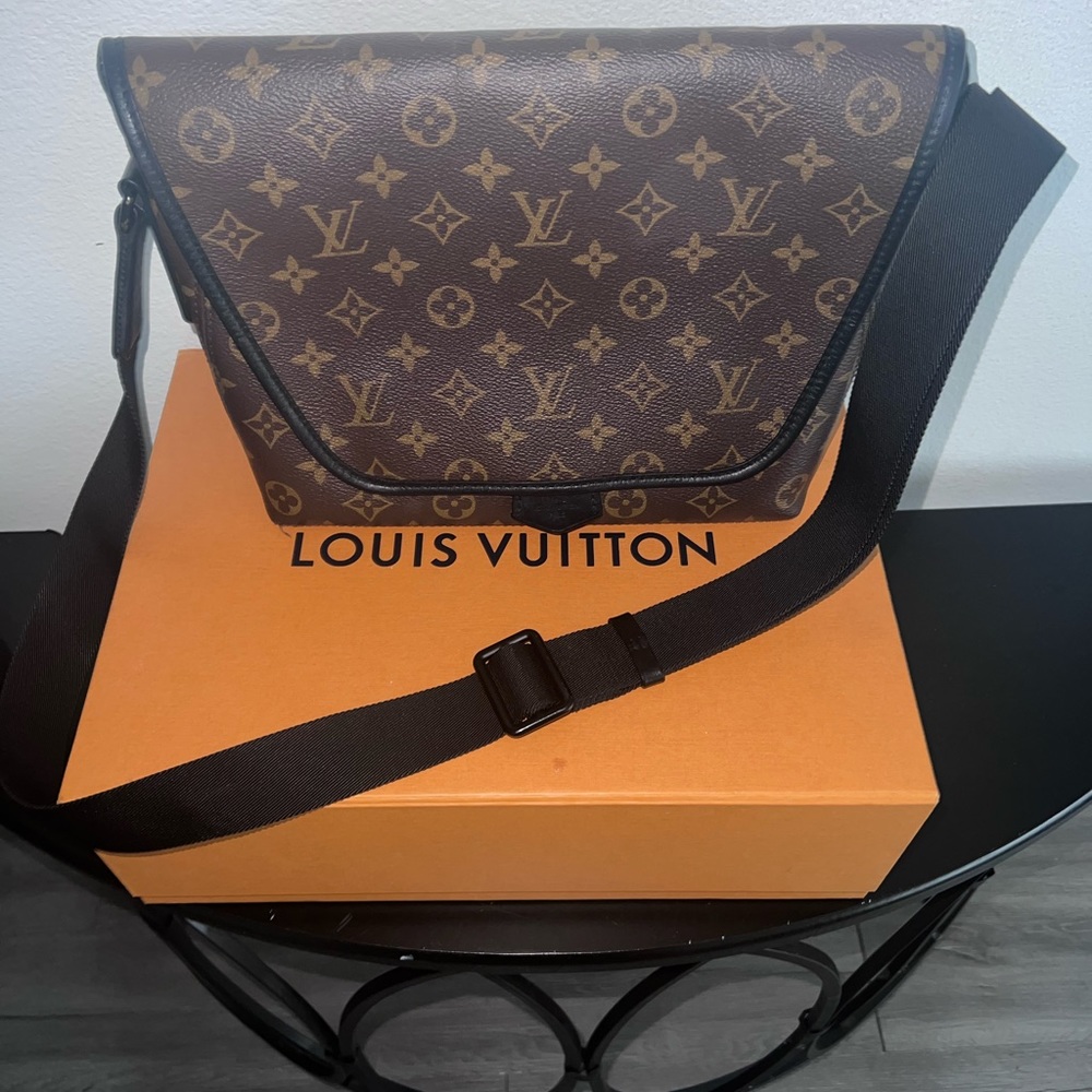 Louis Vuitton magnetic messengers bag
